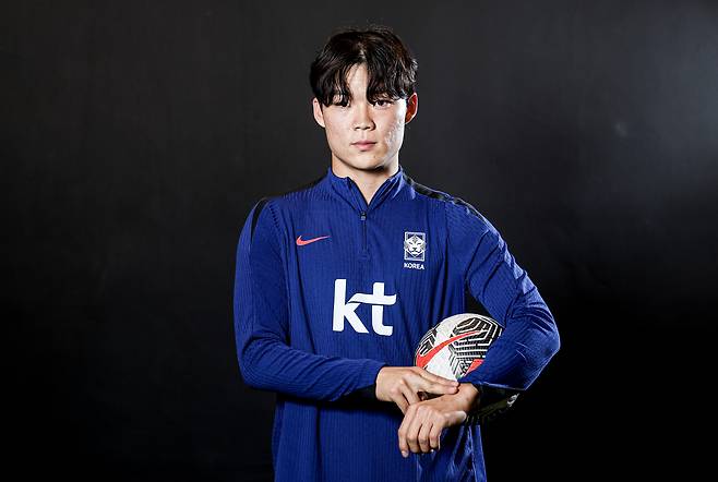 Oh Hyeon-gyu, 24, a striker for the Korean national football team and Belgian club Genk, poses for photos during an interview with the JoongAng Ilbo on June 23 in southern Seoul. [KIM KYOUNG-ROK]
