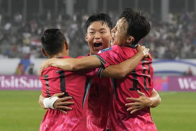 Oh Hyeon-gyu, center, celebrates with his teammates after scoring a goal against Iraq during the Asian qualifier group B match for 2026 World Cup between Korea and Iraq at Yongin Mireu Stadium in Yongin, Korea, on Oct. 15, 2024. [AP/YONHAP]