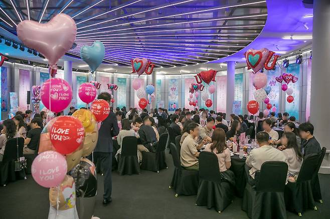 지난 21일 반포 한강공원 세빛섬에서 서울시가 개최한 '설렘, in 한강' 시즌2에 100명의 미혼 남녀가 33:1의 경쟁을 뚫고 참가했다. 서울시 제공