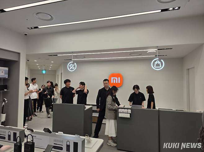 샤오미의 국내 첫 오프라인 매장은 제품 판매와 애프터서비스(A/S) 서비스가 결합된 통합형 매장으로 창구가 붙어있다. 정우진 기자