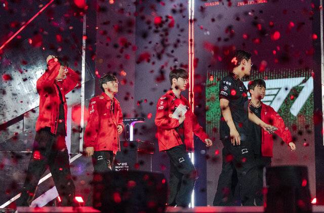 지난 15일 부산 동래구 사직실내체육관에서 열린 로드 투 MSI 최종전에서 한화생명을 꺾고 국제대회 진출을 확정지은 T1선수단 모습. LCK 제공