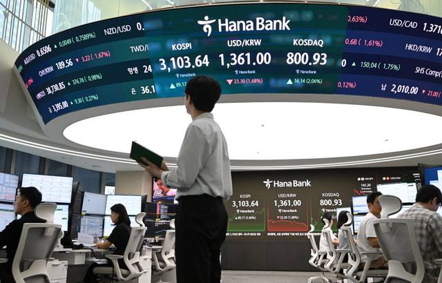코스피가 장중 3100을 회복한 24일 서울 중구 하나은행 본점 딜링룸에서 딜러들이 업무를 보고 있다. 윤웅 기자