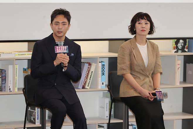 박천휴 작가가 24일 서울 중구 커뮤니티하우스 마실에서 열린 뮤지컬 ‘어쩌면 해피엔딩’ 토니상 6관왕 기념 기자간담회에서 인사말을 하고 있다. 오른쪽은 올해 10주년 공연의 제작사인 NHN의 한경숙 프로듀서.      연합뉴스