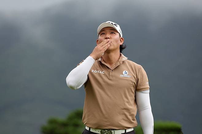 월요예선(먼데이)을 통해 26일 개막하는 KPGA 군산CC 오픈에 출전하는 '원조 장타왕' 김봉섭. 그는 지난주 KPGA선수권대회에 이어 2주 연속 월요 예선을 거쳐 KPGA투어 대회에 출전하고 있다. KPGA