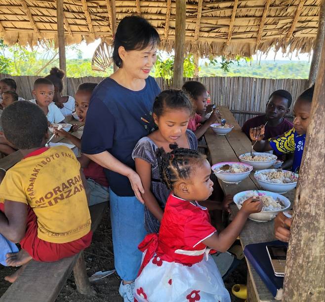 최봉진 선교사의 김광숙 사모가 마다가스카르 현지 아이들의 식사를 챙겨주고 있다. 최 선교사 제공