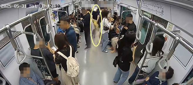 서울 지하철 5호선 열차에 불을 지른 혐의로 구속 기소된 원모(67)씨가 지난달 31일 오전 여의나루역에서 마포역 방향으로 달리던 지하철 5호선 열차 4번째 칸에서 페트병에 든 휘발유를 뿌리고 있다. 서울남부지검 제공