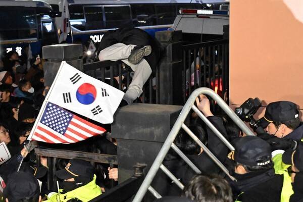 ▲지난 1월18일 서울 마포구 서울서부지법에서 윤석열 전 대통령 지지자들이 법원 담장을 넘으려 시도하고 있다. ⓒ연합뉴스