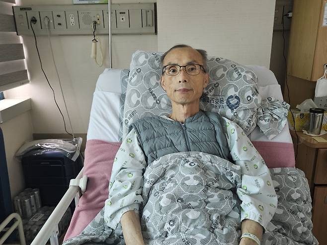 광주 보훈병원에 입원해있는 송인송씨가 25일 매일경제와의 인터뷰에서 과거 군생활에 대해 설명하고 있다.