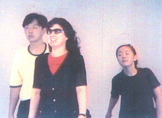 고용희 일가의 즐거운 한 때. 해외여행 중 찍힌 사진이다. 왼쪽부터 큰아들 김정철, 고용희, 김여정. 김정은은 당시 유학 때문인지 사진에 등장하지 않는다. [문예춘추]