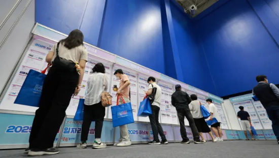 6월 11일 경기도 하남종합운동장 제2체육관에서 열린 2025 하남시 일자리박람회에서 구직자들이 채용공고 게시대를 살피고 있다. (출처=연합뉴스)
