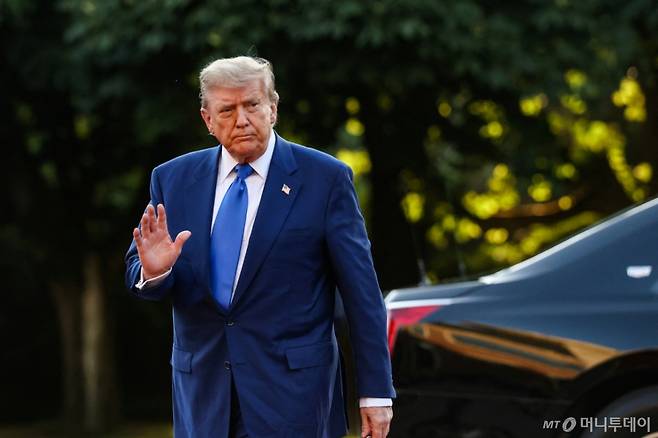 24일(현지시간) 도널드 트럼프 미국 대통령이 네덜란드 헤이그 하우스텐보스궁에서 빌럼 알렉산더르 네덜란드 국왕과 막시마 여왕이 주최하는 북대서양조약기구(NATO·나토) 회원국 정상 만찬에 참석하기 위해 이동 중인 모습./로이터=뉴스1 /사진=(헤이그 로이터=뉴스1) 김지완 기자
