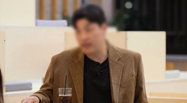 '나는 솔로' 25기 영철로 유명한 전 축구선수 박재홍이 SNS(소셜미디어)를 돌연 비공개로 전환했다. 박재홍은 나흘 전 성폭행 혐의로 긴급 체포된 '나는 솔로' 출연자라는 의심을 받고 있다. /사진=ENA·SBS Plus'나는 솔로'