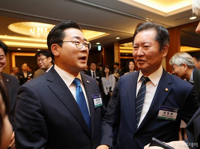 (서울=뉴스1) 국회사진기자단 = 더불어민주당 당 대표에 출마한 박찬대 의원(왼쪽)과 정청래 의원이 25일 서울 중구 롯데호텔에서 열린 2025 경향포럼에 참석해 인사하고 있다. 2025.6.25/뉴스1  Copyright (C) 뉴스1. All rights reserved. 무단 전재 및 재배포,  AI학습 이용 금지. /사진=(서울=뉴스1) 국회사진기자단