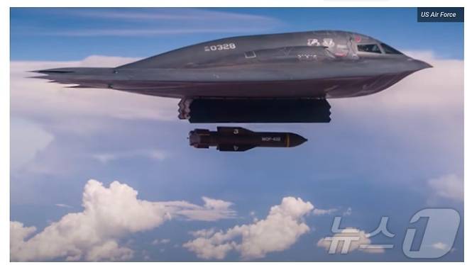 미 공군의 B-2 '스피릿' 스텔스 전략폭격기가 2019년 벙커 버스터 폭탄인 GBU-57을 투하하는 모습을 담은 동영상을 캡처한 사진./사진=뉴스1(미군)