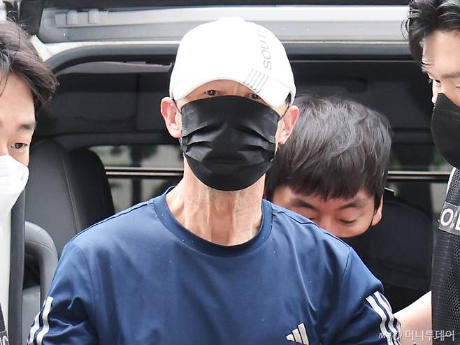 25일 서울 지하철 5호선 방화범인 60대 남성 A씨가 구속기소됐다. 사진은 지난 2일 서울 양천구 서울남부지법에서 구속 전 피의자 심문(영장실질심사)에 출석하고 있는 모습./사진=뉴스1.