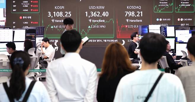 25일 서울 중구 하나은행 딜링룸 전광판에 코스피 종가가 표시되고 있다. 이날 코스피 지수는 전 거래일 대비 4.61p(0.15%) 오른 3108.25로 마감했다. 코스닥 지수는 전장보다 2.72p(0.34%) 내린 798.21로 거래를 마쳤다. /사진=뉴스1 /사진=(서울=뉴스1) 박지혜 기자