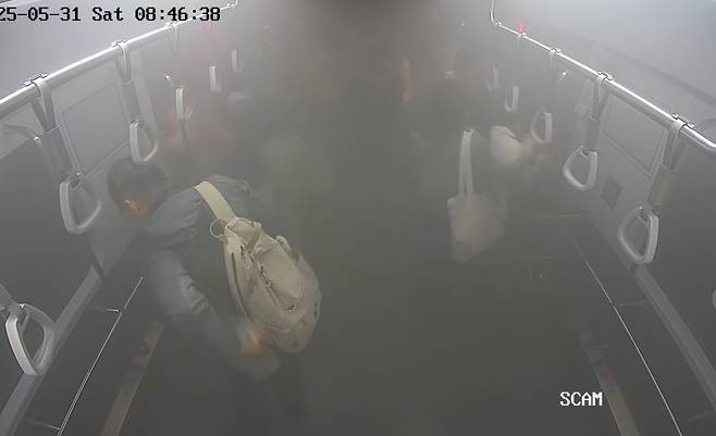 서울 지하철 5호선 1번칸에서 시민들이 비상대피하는 모습./사진=서울 남부지검 제공.