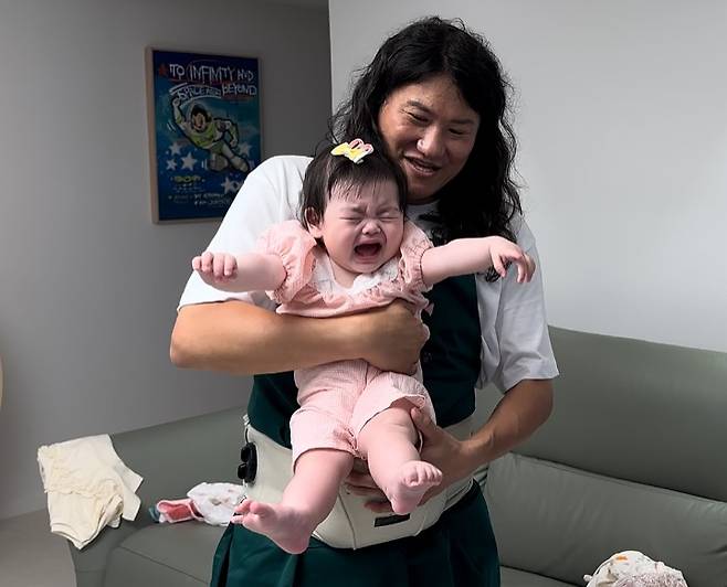 개그맨 임우일이 박수홍 딸 재이를 달래고 있다. /사진=인스타그램 갈무리