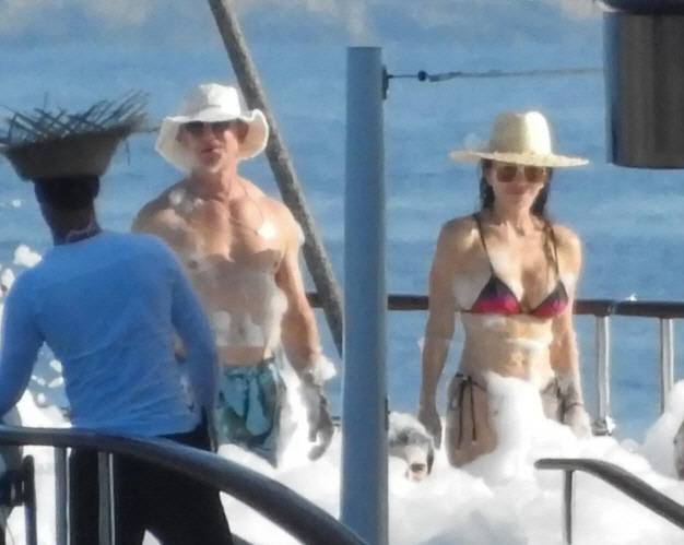 유럽 지역의 해안에서 거품 파티를 즐기고 있는 제프 베이조스(왼쪽 두 번째) 아마존 창업자와 약혼자 로런 산체스. 뉴욕포스트 캡처