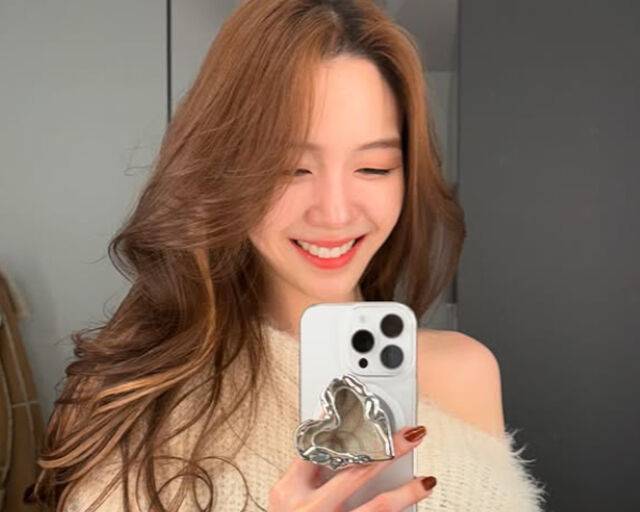 민아가 동안 외모를 자랑해 눈길을 끌고 있다. / 민아 소셜미디어 캡처