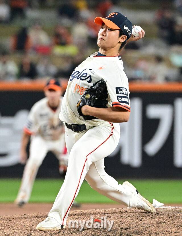 2025년 4월 11일 오후 대전 한화생명 볼파크에서 진행된 '2025 신한 SOL뱅크 KBO 리그' 키움 히어로즈와 한화 이글스의 경기. 한화 정우주가 9회초 역투하고 있다./마이데일리