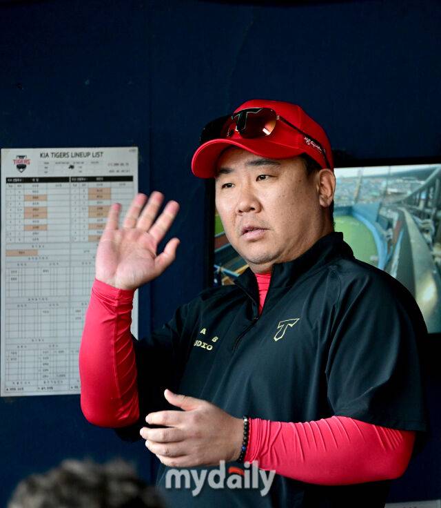 2025년 6월 4일 오후 서울 잠실구장에서 진행된 '2025 신한 SOL뱅크 KBO 리그' KIA 타이거즈와 두산 베어스의 경기. KIA 이범호 감독이 작전을 지시하고 있다./마이데일리