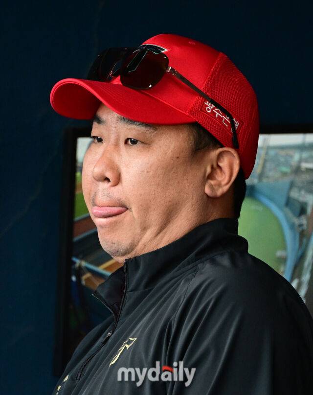 2025년 6월 4일 오후 서울 잠실구장에서 진행된 '2025 신한 SOL뱅크 KBO 리그' KIA 타이거즈와 두산 베어스의 경기. KIA 이범호 감독이 아쉬워하고 있다./마이데일리