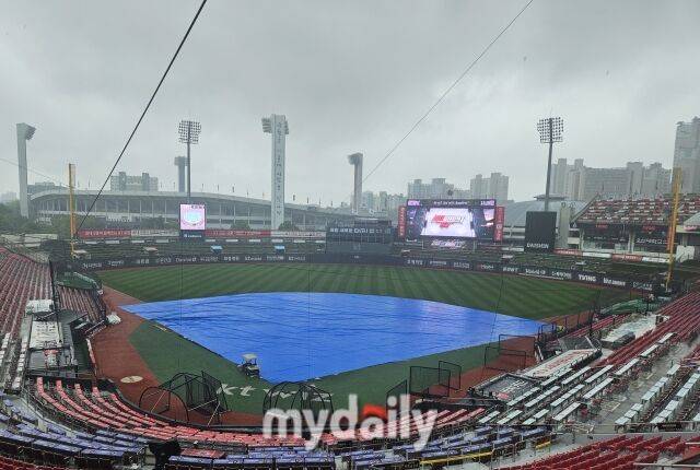 대형 방수포가 깔린 수원KT위즈파크./수원=심혜진 기자