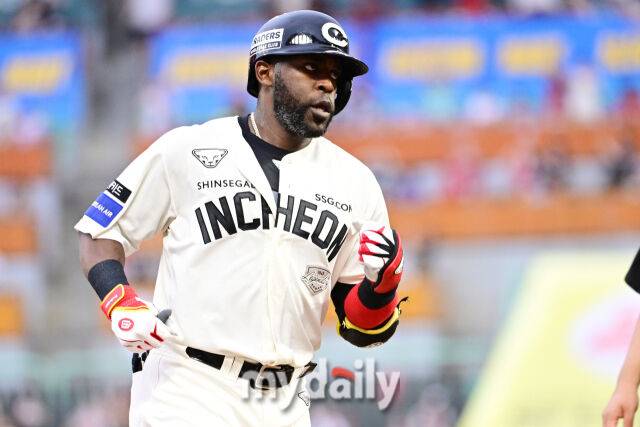 15일 오후 인천SSG랜더스필드에서 진행된 '2025 프로야구 KBO리그' 롯데-SSG의 경기. SSG 에레디아가 6회말 롯데 선발 이민석을 상대로 선제 솔로 홈런을 때린 뒤 그라운드를 돌고 있다./마이데일리