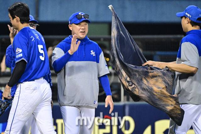31일 서울 잠실야구장에서 열린 '2025 신한 SOL BANK KBO리그' 삼성 라이온즈와 LG 트윈스 경기. 삼성이 4-2로 LG에 승리한 뒤 기뻐하고 있다. 미소짓는 삼성 박진만 감독./마이데일리