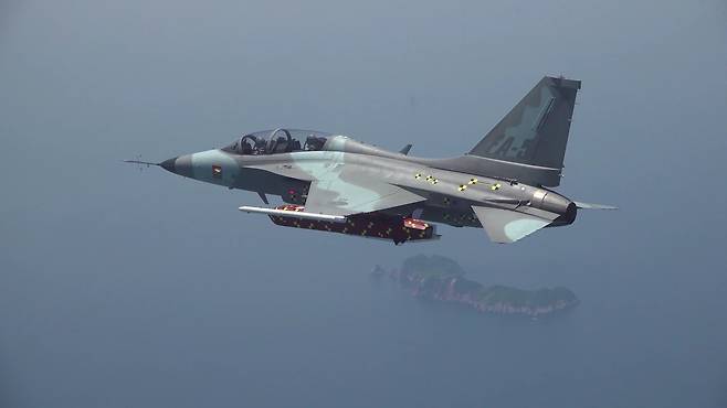 방위사업청은 공군 제3훈련 전투비행단에서 국내 최초로 개발 중인 장거리공대지유도탄의 안전분리 비행시험을 성공적으로 수행했다고 25일 밝혔다. [방사청 제공]