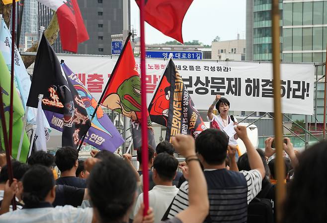 24일 서울 강남구 네오플 서울지사 사옥 앞에서 민주노총 화학섬유식품노조 넥슨지회 네오플분회 관계자들이 집회를 열고 있다. [연합]
