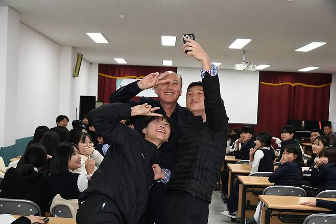 동두천 고등학교 1일 명예교사 활동