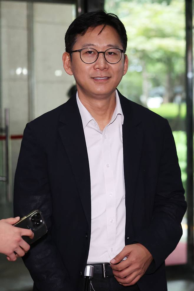 배경훈 과학기술정보통신부 장관 후보자가 25일 오전 서울 종로구 광화문 우체국에 마련된 인사청문회 준비 집무실로 출근하고 있다.  [뉴시스]