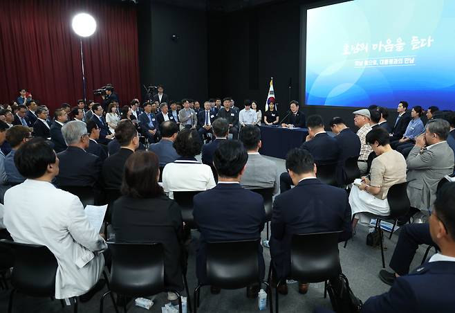 이재명 대통령이 25일 광주광역시 국립아시아문화전당에서 ‘광주시민·전남도민 타운홀미팅’을 하고 있다. [연합]