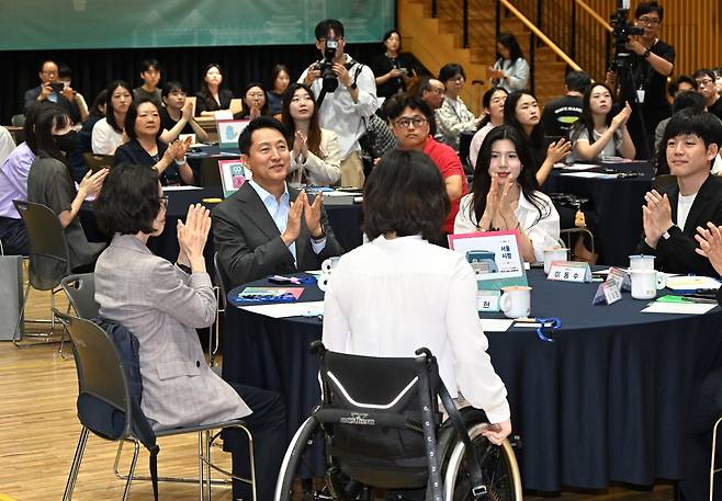 오세훈 서울시장이 25일 열린 약자동행 매력서울 창의발표회에서 서울시 공무원의 창의제안 발표를 청취하고 있다. [서울시 제공]