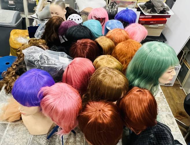 강대영 디자이너의 작업실에 놓인 무수히 많은 가발들/고승희 기자