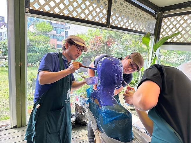 한국 분장 1세대 강대영 디자이너가 연극 ‘유령’의 데드마스크를 만드는 모습 [한국분장 제공]