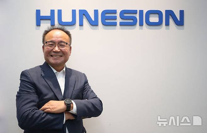 [서울=뉴시스] 김혜진 기자 = 정동섭 휴네시온 대표가 지난달 26일 오후 서울 강동구 휴네시온 본사에서 뉴시스와 인터뷰에 앞서 포즈를 취하고 있다. 2025.06.24. jini@newsis.com
