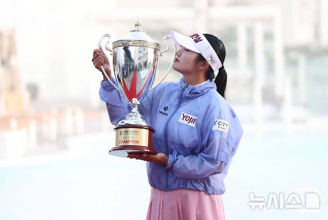 [서울=뉴시스] 홍효식 기자 = 지난 22일 경기 안산 대부도에 위치한 더헤븐CC에서 열린 '더헤븐 마스터즈' 파이널라운드에 우승한 차지한 노승희가 우승 트로피를 들고 포즈를 취하고 있다. (사진=KLPGA 제공) 2025.06.22. photo@newsis.com