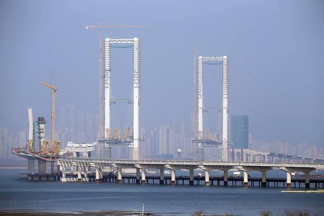 [인천=뉴시스] 13일 오전 인천 중구 영종국제도시에서 바라본 제3연륙교가 건설 모습. 제3연륙교는 영종국제도시와 청라국제도시를 연결하는 해상 교량으로  현재 공정률 77%를 기록하며 올해 12월 준공을 앞두고 있다. (사진=인천경제청 제공) 2025.03.13. photo@newsis.com *재판매 및 DB 금지