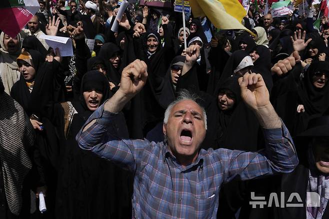 [테헤란=AP/뉴시스] 지난 20일(현지 시간) 이란 테헤란에서 금요 예배를 마친 시민들이 이스라엘의 공습을 규탄하는 구호를 외치고 있다. 2025.06.25.