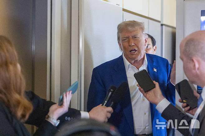 [프린스 조지 카운티=AP/뉴시스] 도널드 트럼프 미국 대통령이 24일(현지 시간) 메릴랜드주 프린스 조지 카운티에 있는 조인트 베이스 앤드루스에서 북대서양조약기구(나토) 정상회의 참석 차 네덜란드로 향하는 전용기에 탑승해 취재진 질문에 답하고 있다. 2025.06.25.