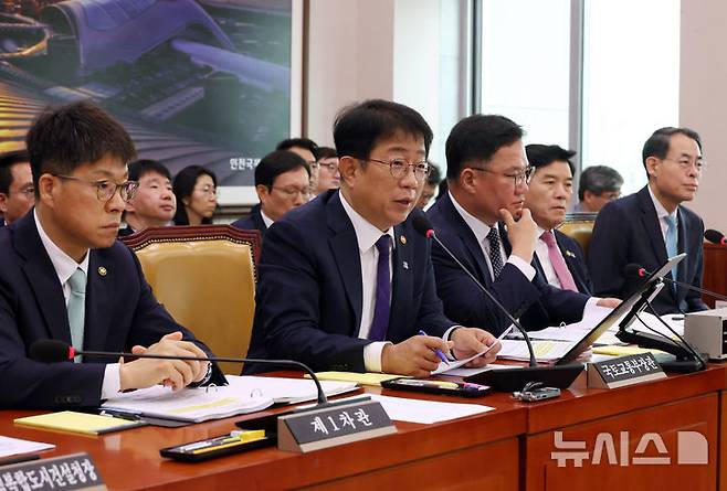 [서울=뉴시스] 고승민 기자 = 25일 서울 여의도 국회에서 열린 제416회 국회(임시회) 국토교통위원회 제1차 전체회의에서 박상우 국토교통부 장관이 의원 질의에 답하고 있다. 2025.06.25. kkssmm99@newsis.com