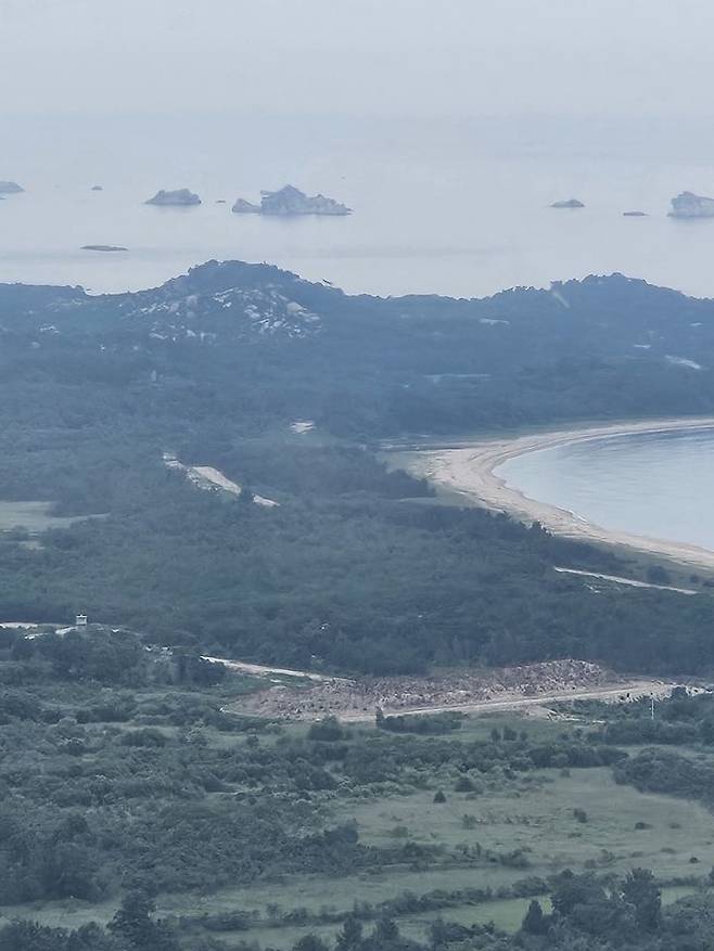 [고성=뉴시스] 옥승욱 기자 = 지난해 10월 북한군이 동해선에 남북 연결도로를 폭파한 뒤 흙언덕을 쌓아놓은 모습. 2025.06.25. okdol99@newsis.com *재판매 및 DB 금지