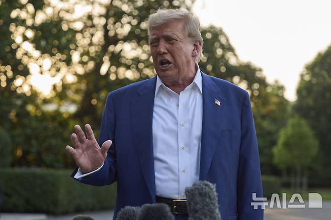 [워싱턴=AP/뉴시스]도널드 트럼프 미국 대통령을 노벨평화상 후보로 추천했던 우크라이나 국회의원이 추천을 철회했다. 트럼프 대통령이 공언한 조기 종전이 교착되면서다. 사진은 트럼프 대통령이 24일 백악관 사우스 론에서 북대서양조약기구(NATO·나토) 정상회담 참석을 위해 헤이그로 출발하기 전 마린원 탑승에 앞서 기자들과 이야기하는 모습. 2025.06.25.