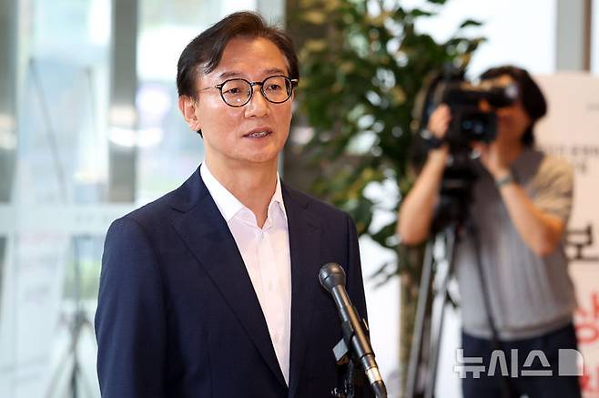 [서울=뉴시스] 김선웅 기자 = 전재수 해양수산부 장관 후보자가 25일 서울 마포구 포스트타워 마포에 마련된 인사청문회 준비 사무실로 출근하며 취재진과 만나 질의응답을 하고 있다. 2025.06.25. mangusta@newsis.com