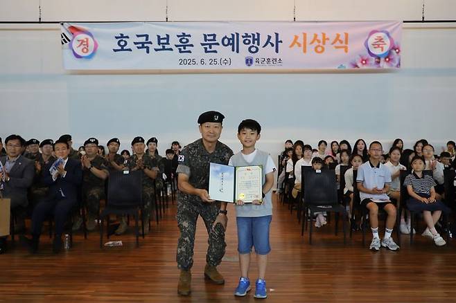 [논산=뉴시스]육군훈련소는 25일 훈련소 내 연무관 일대에서 '민·관·군 화합 페스티벌'을 열었다. 호국문예행사와 나라사랑 UCC 경연대회 수상식 장면. 2025. 06. 25   *재판매 및 DB 금지