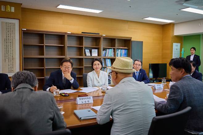 [서울=뉴시스] 이재명 대통령과 부인 김혜경 여사가 25일 전남 고흥 국립소록도병원을 찾아 관계자들과 대화를 나누고 있다. (사진=대통령실 제공) 2025.06.25. photo@newsis.com *재판매 및 DB 금지