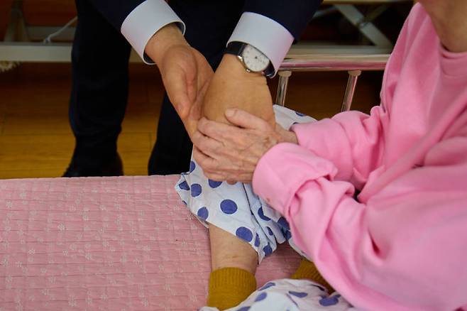 [서울=뉴시스] 이재명 대통령이 25일 전남 고흥 국립소록도병원을 찾아 환우 어르신의 손을 잡고 위로하고 있다. (사진=대통령실 제공) 2025.06.25. photo@newsis.com *재판매 및 DB 금지